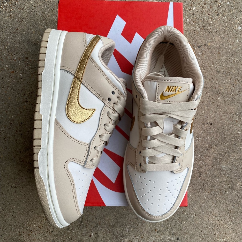 Ladies Dunks, Gold Swoosh size 5 brand spanking new!